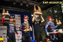 Bielstein , 180623 , ADAC MX Masters

Im Bild: Maximilian Nagl ( Deutschland / Honda / KMP Honda Racing powered by Krettek ), Tom Koch ( Deutschland / KTM / Kosak Racing Team ) mit Kevin Gödderz, Team Manager Kosak Racing Team und Jordi Tixier ( Frankreich / Honda / KMP Honda Racing powered by Krettek ) beim ADAC MX Masters

Foto: Steve Bauerschmidt