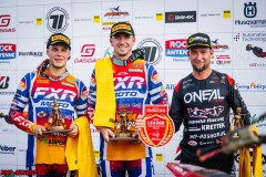 ADAC MX Masters 2023 , ADAC MX Masters Mölln

Tageswertung beim ADAC MX Masters v.l.n.r.: Henry Jacobi ( Deutschland / KTM / KTM Sarholz Racing Team ), Adam Sterry ( Großbritannien / KTM / KTM Sarholz Racing Team ) und Maximilian Nagl ( Deutschland / Honda / KMP Honda Racing powered by Krettek )