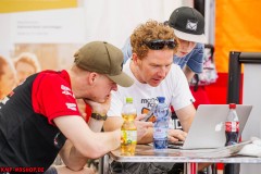 Mölln , 130523 , ADAC MX Masters

Im Bild: CROSS Magazin Redakteur Sascha Kindt mit Lars Van Berkel ( Niederlande / Honda / KMP Honda Racing powered by Krettek ) beim ADAC MX Masters

Foto: Steve Bauerschmidt