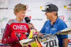 Mölln , 130523 , ADAC MX Masters

Im Bild: Marius Adomaitis ( Litauen / Husqvarna / KMP Honda Racing powered by Krettek ) beim ADAC MX Junior Cup 125 mit Moderator Thomas Deitenbach

Foto: Steve Bauerschmidt