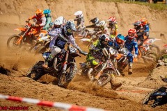 Tensfeld , 170721 , ADAC MX Masters

Im Bild: Start beim ADAC MX Junior Cup mit Marius Adomaitis ( Litauen / Husqvarna / KMP-Honda-Racing ) und Gyan Doensen ( Niederlande / KTM )

Foto: Steve Bauerschmidt